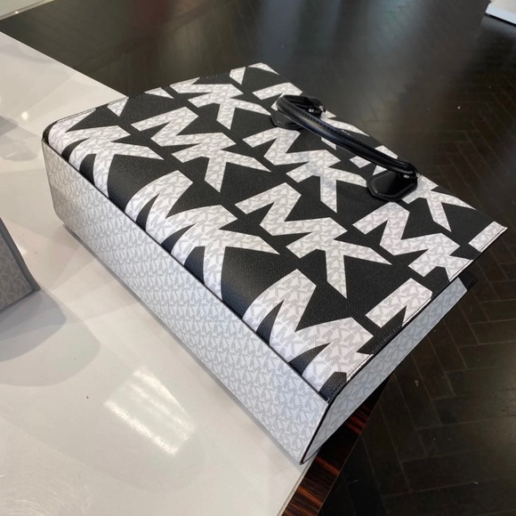 Michael Kors Everly Large Tote - Picture 7 of 7